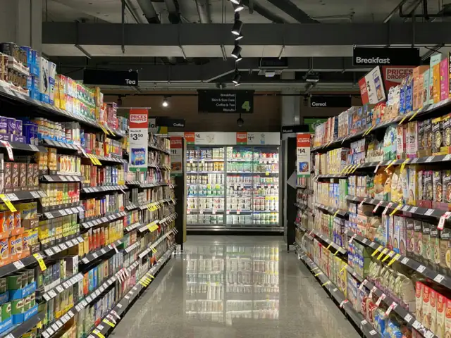 Ряд продуктового магазина с полками упакованных товаров